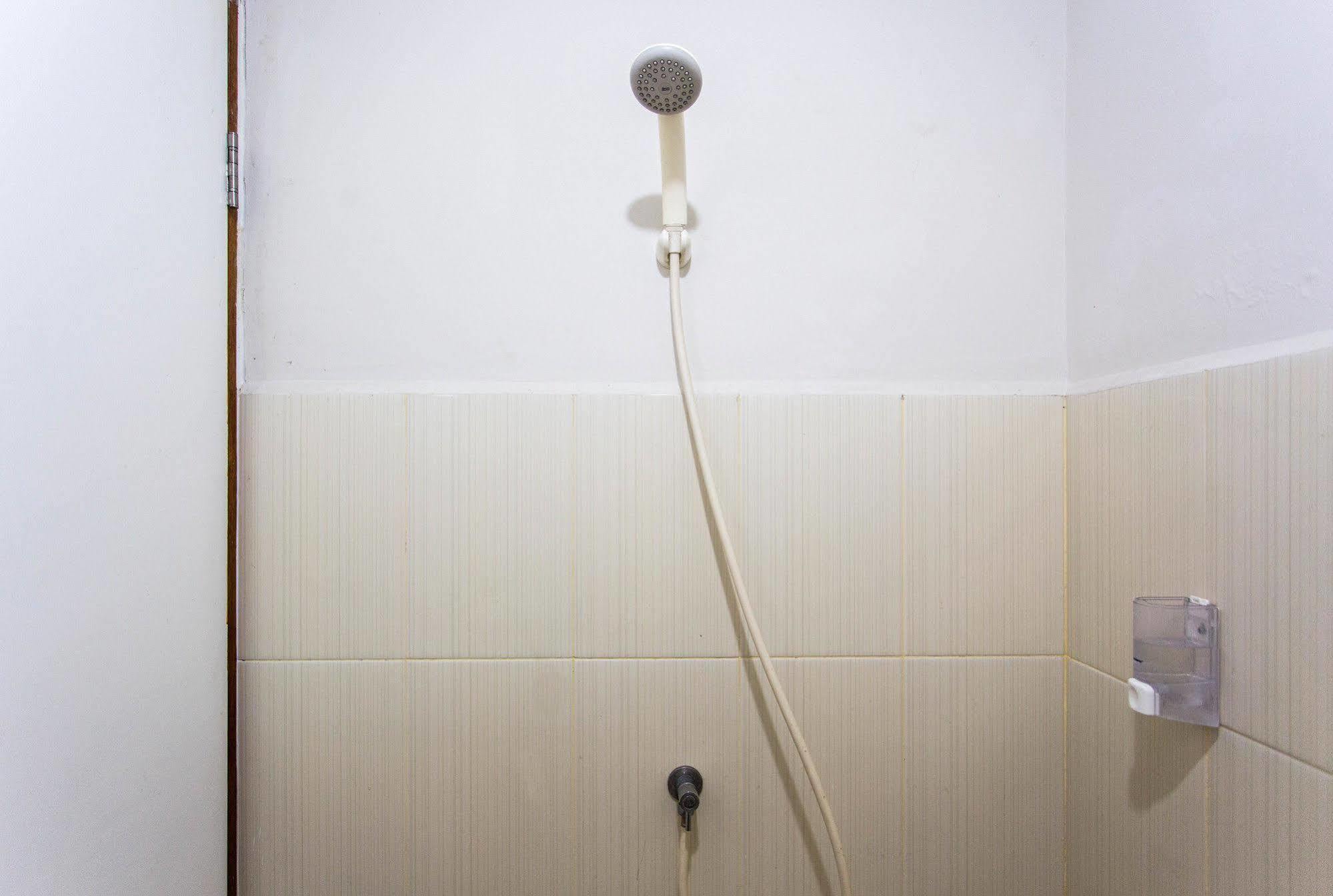 Reddoorz Apartment @ Green Pramuka Джакарта Экстерьер фото