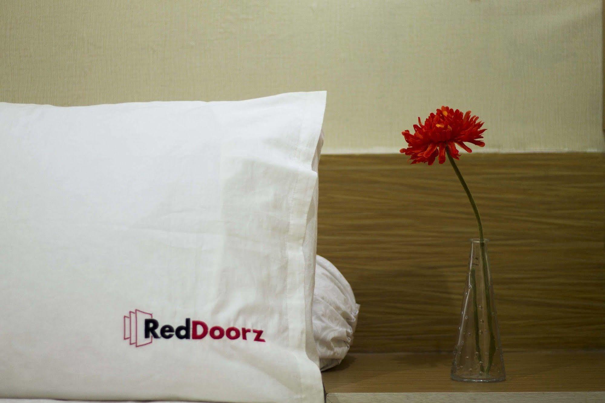 Reddoorz Apartment @ Green Pramuka Джакарта Экстерьер фото