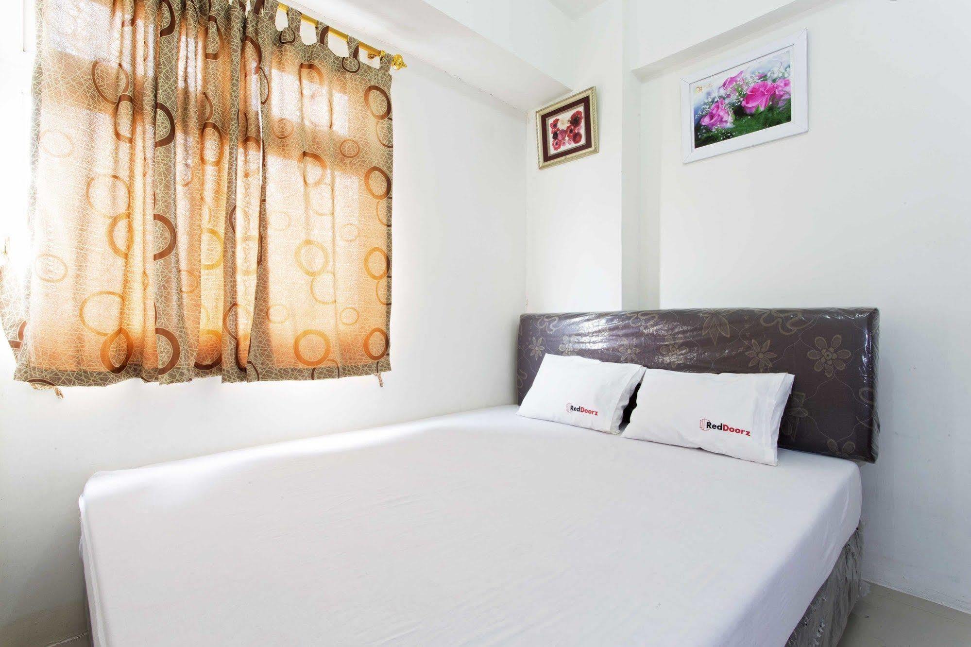 Reddoorz Apartment @ Green Pramuka Джакарта Экстерьер фото